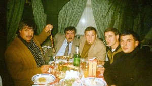 Собрание актива избирателей Котляревского Н.Н. Повестка дня: 1. Отчет депутата Евпаторийского горсовета XXII созыва Котляревского Н.Н. о проделанной работе за период с 28 апреля по 14 октября 1996 года. 2. О конкретных результатах работы с предпринимателями г. Евпатории и ближайших перспективах для них. Собрание актива избирателей Котляревского Н.Н. Повестка дня: 1. Отчет депутата Евпаторийского горсовета XXII созыва Котляревского Н.Н. о проделанной работе за период с 28 апреля по 14 октября 1996 года. 2. О конкретных результатах работы с предпринимателями г. Евпатории и ближайших перспективах для них. 3. Об окончательном наведении конкретного порядка в городе. Слева направо: Голуб И., Мухсимов Г., Юхненко А., Негривода Д., Котляревский Н.Н.