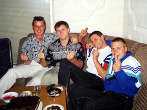 Слева направо: Подгол, братья Гаркуши Борис и Михаил, Кучев Михаил в офисе Котляревского «фэкают» (ныне кабинет зам. начальника паспортного стола) Слева направо: Подгол, братья Гаркуши Борис и Михаил, Кучев Михаил в офисе Котляревского «фэкают» (ныне кабинет зам. начальника паспортного стола)